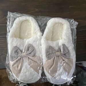 CozyGirl Women's Fuzzy Slippers NEW !